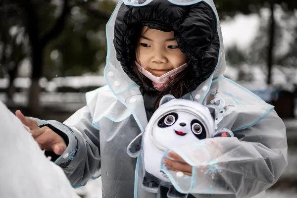 冰墩墩和雪容融，冰墩墩和雪容融的故事（为什么人人都爱冰墩墩）