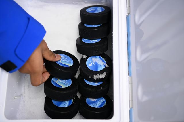 冰球由什么制成，冰球运动起源及作用_冰球一般是由什么制成的（冬奥会冰球场上的“冷知识”）