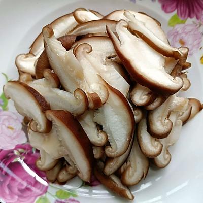 西兰花和什么搭配最好，炒菜西兰花和什么搭配好（香菇西蓝花这样做，才好吃哦）