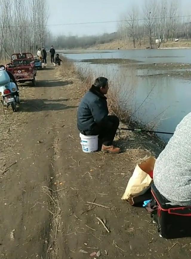 阴天钓鱼钓深还是钓浅，下雨天钓鱼应该钓深水还是浅水（钓深、钓浅应该如何选择）