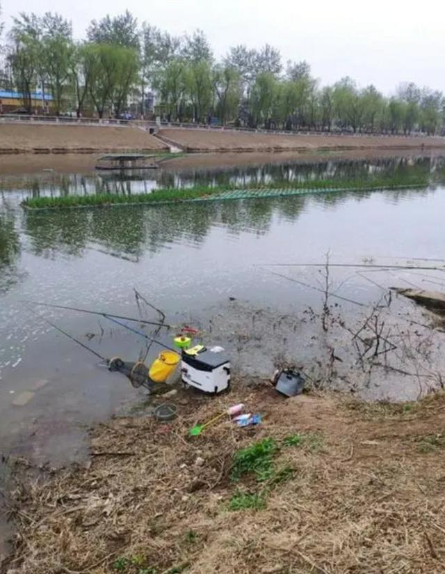 阴天钓鱼钓深还是钓浅，下雨天钓鱼应该钓深水还是浅水（钓深、钓浅应该如何选择）