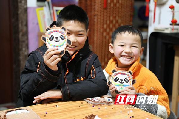 拼豆是什么，意式拼豆是什么（萌娃巧手制作“冰墩墩”快乐迎冬奥）