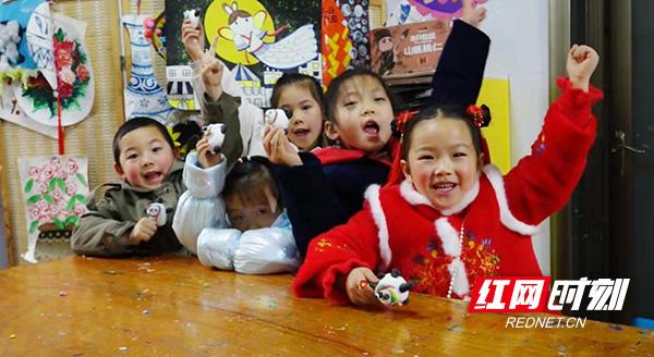 拼豆是什么，意式拼豆是什么（萌娃巧手制作“冰墩墩”快乐迎冬奥）