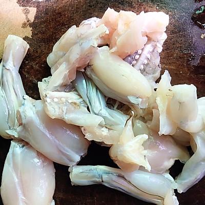 烤牛蛙的做法，烤牛蛙的做法大全视频烤盘（有料惊“喜”#香辣牛蛙）