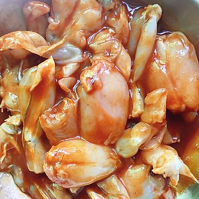 烤牛蛙的做法，烤牛蛙的做法大全视频烤盘（有料惊“喜”#香辣牛蛙）