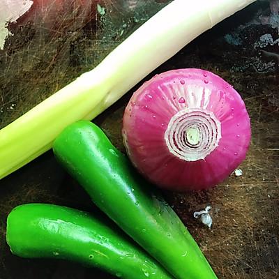 烤牛蛙的做法，烤牛蛙的做法大全视频烤盘（有料惊“喜”#香辣牛蛙）