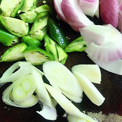 烤牛蛙的做法，烤牛蛙的做法大全视频烤盘（有料惊“喜”#香辣牛蛙）