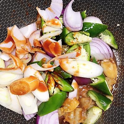 烤牛蛙的做法，烤牛蛙的做法大全视频烤盘（有料惊“喜”#香辣牛蛙）