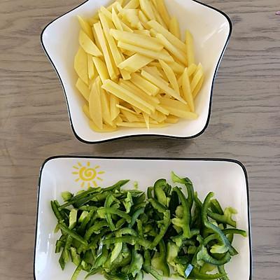 土豆片怎么炒才好吃，土豆片怎么炒才好吃又脆又好看（炒土豆条）