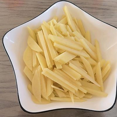土豆片怎么炒才好吃，土豆片怎么炒才好吃又脆又好看（炒土豆条）