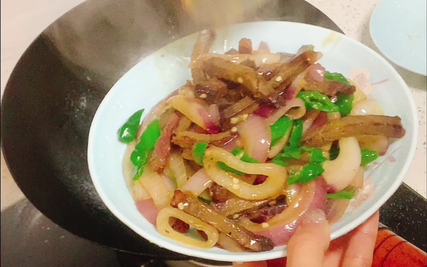 爆炒牛肉怎么炒，牛肉怎样炒好吃（轻松来一碗辣椒炒牛肉）