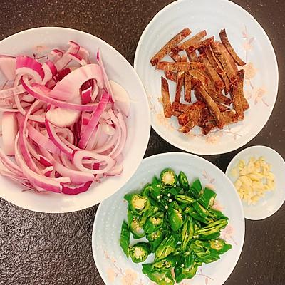 爆炒牛肉怎么炒，牛肉怎样炒好吃（轻松来一碗辣椒炒牛肉）