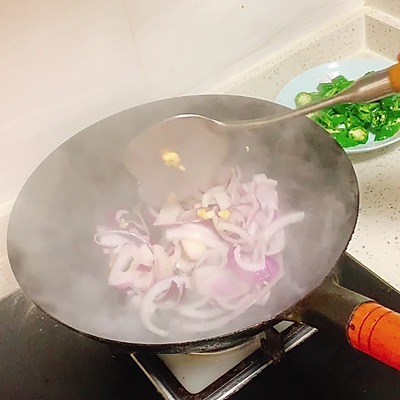 爆炒牛肉怎么炒，牛肉怎样炒好吃（轻松来一碗辣椒炒牛肉）