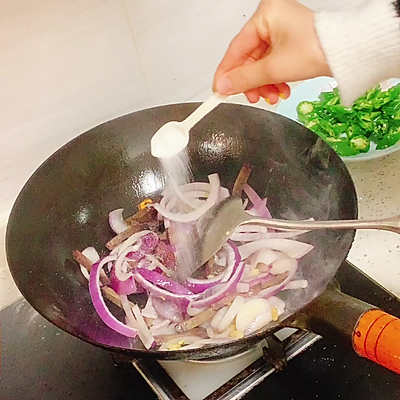 爆炒牛肉怎么炒，牛肉怎样炒好吃（轻松来一碗辣椒炒牛肉）