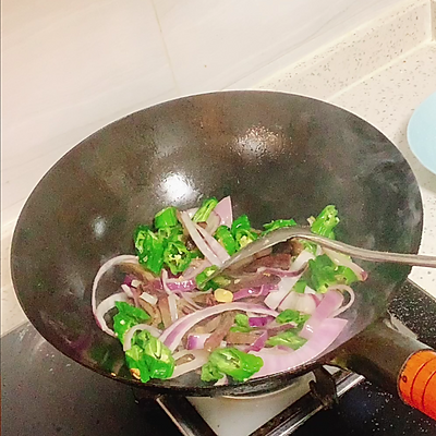 爆炒牛肉怎么炒，牛肉怎样炒好吃（轻松来一碗辣椒炒牛肉）