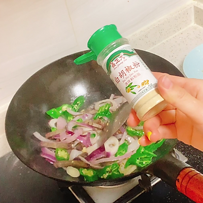 爆炒牛肉怎么炒，牛肉怎样炒好吃（轻松来一碗辣椒炒牛肉）