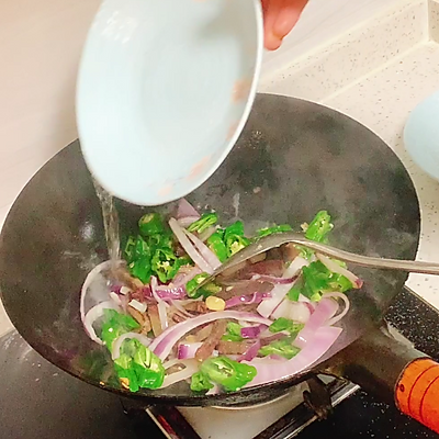 爆炒牛肉怎么炒，牛肉怎样炒好吃（轻松来一碗辣椒炒牛肉）