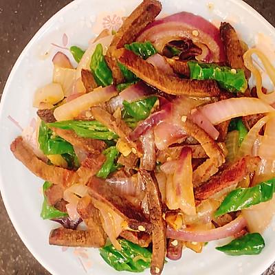 爆炒牛肉怎么炒，牛肉怎样炒好吃（轻松来一碗辣椒炒牛肉）