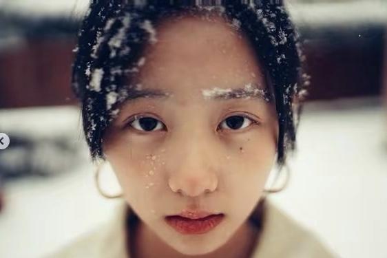 黄磊大女儿多多深夜晒旧照，黄磊大女儿多多晒美照