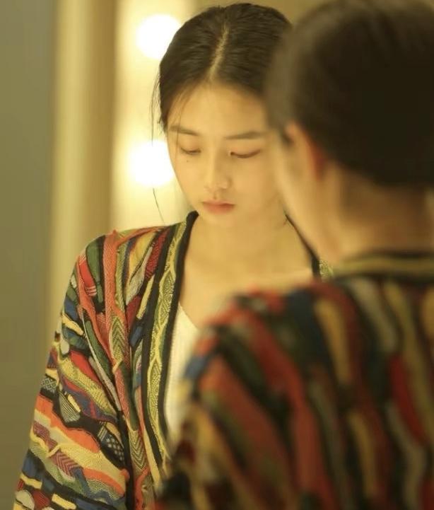 黄磊大女儿多多深夜晒旧照，黄磊大女儿多多晒美照