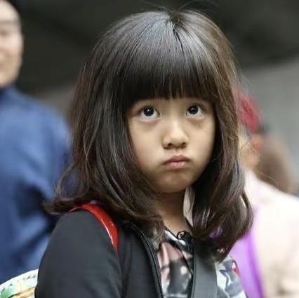 黄磊大女儿多多深夜晒旧照，黄磊大女儿多多晒美照