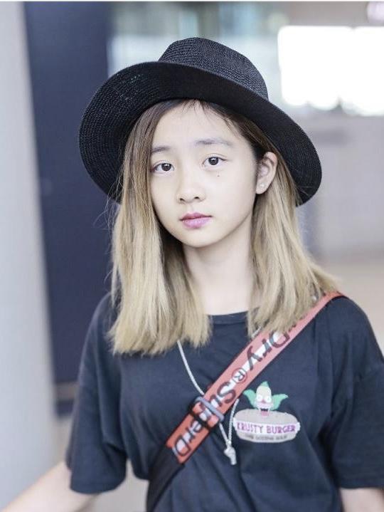 黄磊大女儿多多深夜晒旧照，黄磊大女儿多多晒美照