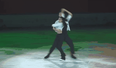 夏洛特烦恼插曲，夏洛特烦恼插曲有个爱你的人不容易（当冰上响起《夜宴》《卧虎藏龙》等电影音乐）