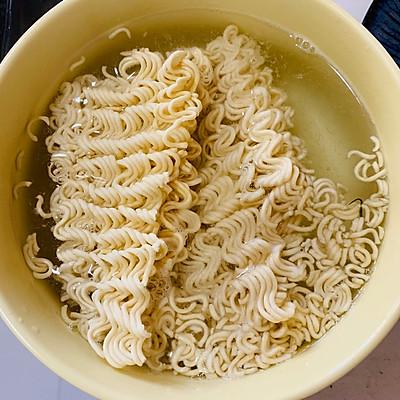 泡面怎么做好吃，泡面怎么吃才好吃（微波炉神仙美味泡面）