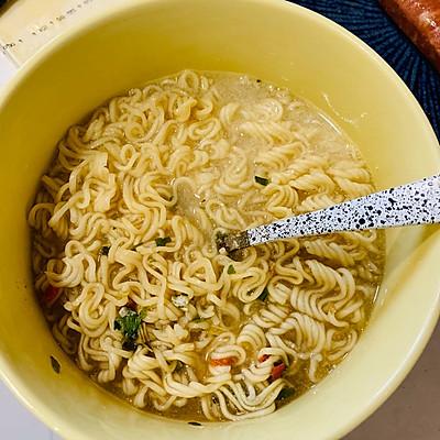 泡面怎么做好吃，泡面怎么吃才好吃（微波炉神仙美味泡面）