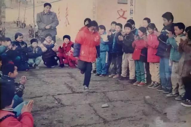 现在才明白歌词，别再让旧的伤疤浪费新的眼泪歌词（看了40年前中国孩子的偷拍照）