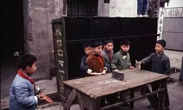 现在才明白歌词，别再让旧的伤疤浪费新的眼泪歌词（看了40年前中国孩子的偷拍照）