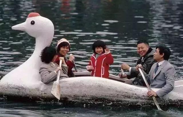 现在才明白歌词，别再让旧的伤疤浪费新的眼泪歌词（看了40年前中国孩子的偷拍照）