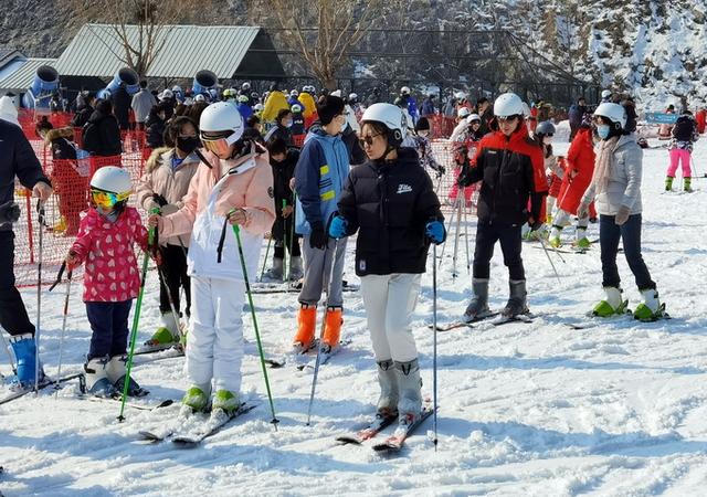 第一次去滑雪场滑雪要注意什么，第一次去滑雪场怎么办（滑雪初学者需要注意啥）