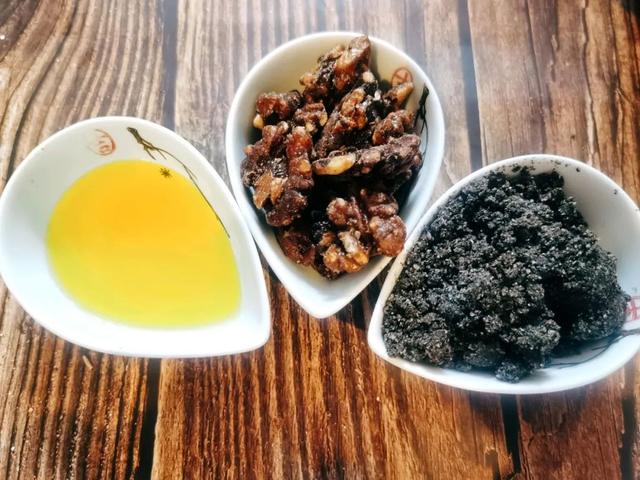 芝麻丸子家庭简单做法 芝麻丸子做法步骤，芝麻丸子家庭简单做法（黑芝麻丸在家也能做）