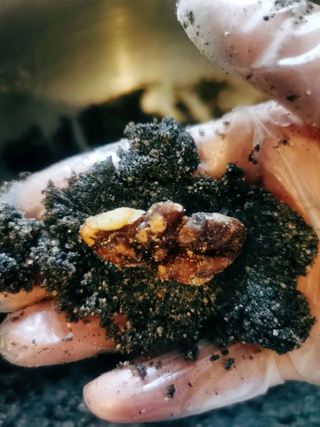 芝麻丸子家庭简单做法 芝麻丸子做法步骤，芝麻丸子家庭简单做法（黑芝麻丸在家也能做）