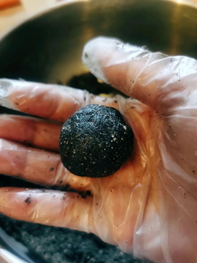 芝麻丸子家庭简单做法 芝麻丸子做法步骤，芝麻丸子家庭简单做法（黑芝麻丸在家也能做）