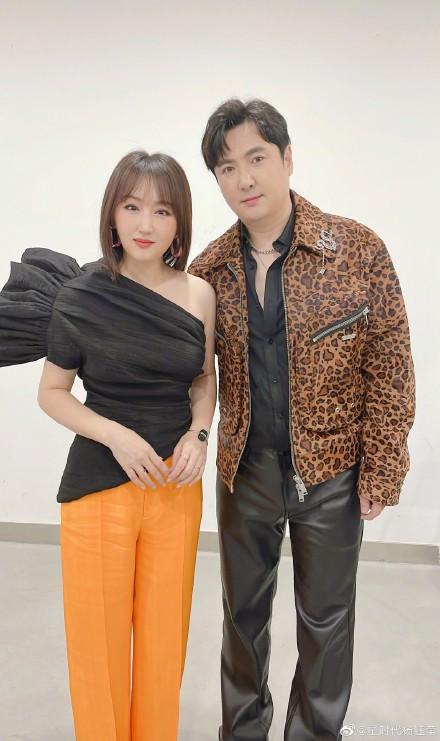 沈腾今天的幸福，沈腾马丽经典小品今天的幸福（43岁沈腾和50岁杨钰莹同框）