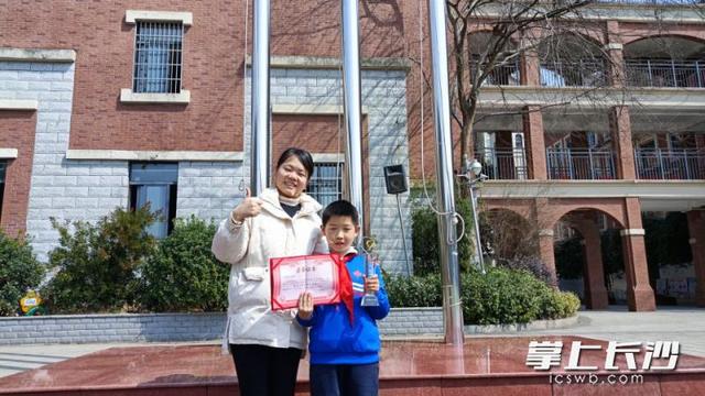 身边的活雷锋事迹，身边的雷锋之观察篇（装着一个“小雷锋”的暖心故事……）