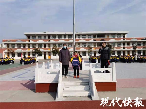 拾金不昧表扬通报，拾金不昧表扬信（派出所和学校给足表扬“仪式感”）