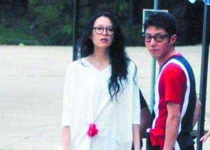 章子怡沙滩，混血龙凤胎身高猛涨太萌了