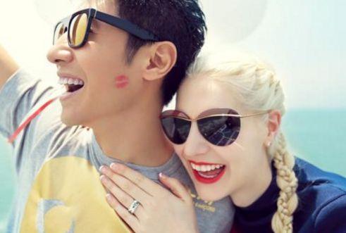 章子怡沙滩，混血龙凤胎身高猛涨太萌了