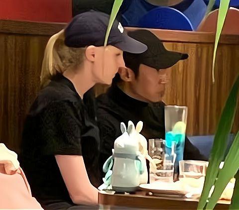 章子怡沙滩，混血龙凤胎身高猛涨太萌了