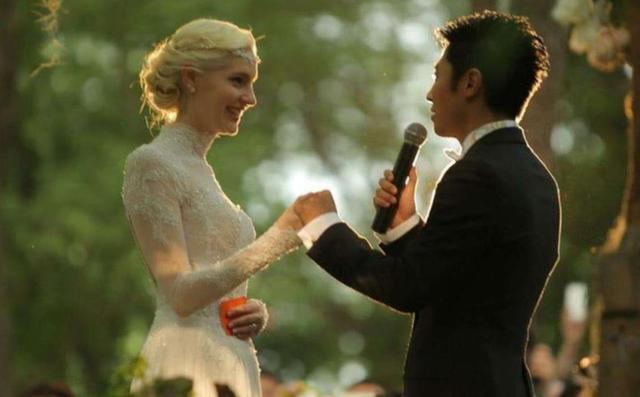 章子怡沙滩，混血龙凤胎身高猛涨太萌了