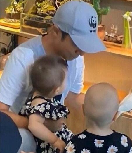 章子怡沙滩，混血龙凤胎身高猛涨太萌了