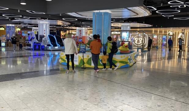 章子怡沙滩，混血龙凤胎身高猛涨太萌了