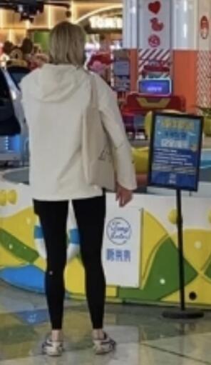 章子怡沙滩，混血龙凤胎身高猛涨太萌了