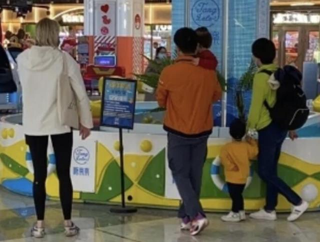 章子怡沙滩，混血龙凤胎身高猛涨太萌了