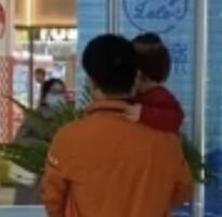 章子怡沙滩，混血龙凤胎身高猛涨太萌了