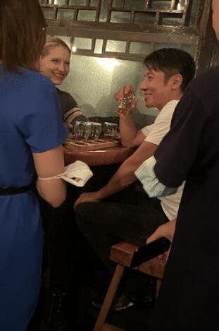 章子怡沙滩，混血龙凤胎身高猛涨太萌了