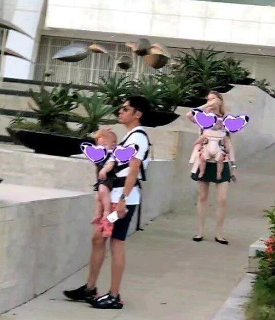 章子怡沙滩，混血龙凤胎身高猛涨太萌了